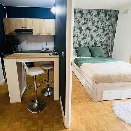 Proche Chateau De Versailles Avec Balcon Vu Sur Une Foret Et Parking Gratuit Pour 5 Personnes Maximum Extérieur photo