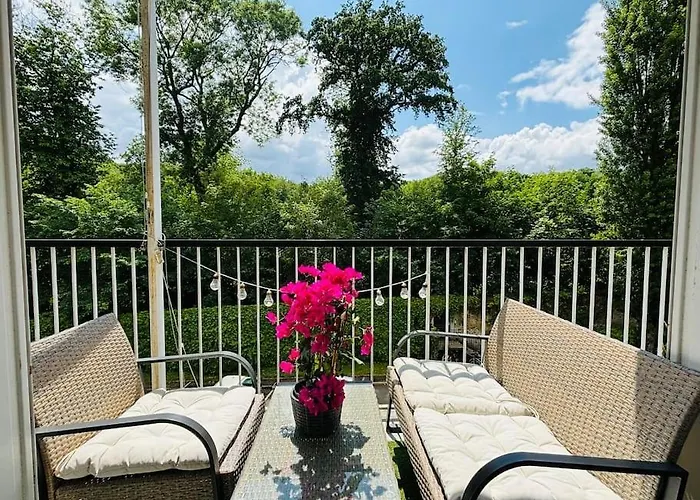 Proche Chateau De Versailles Avec Balcon Vu Sur Une Foret Et Parking Gratuit Pour 5 Personnes Maximum