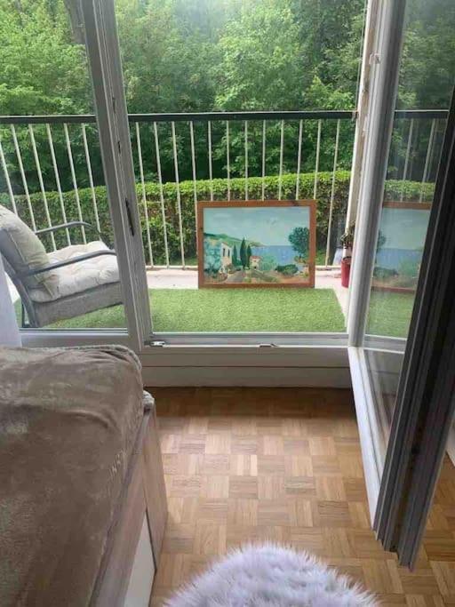 Forest View: Balcony Retreat With Free Parking
