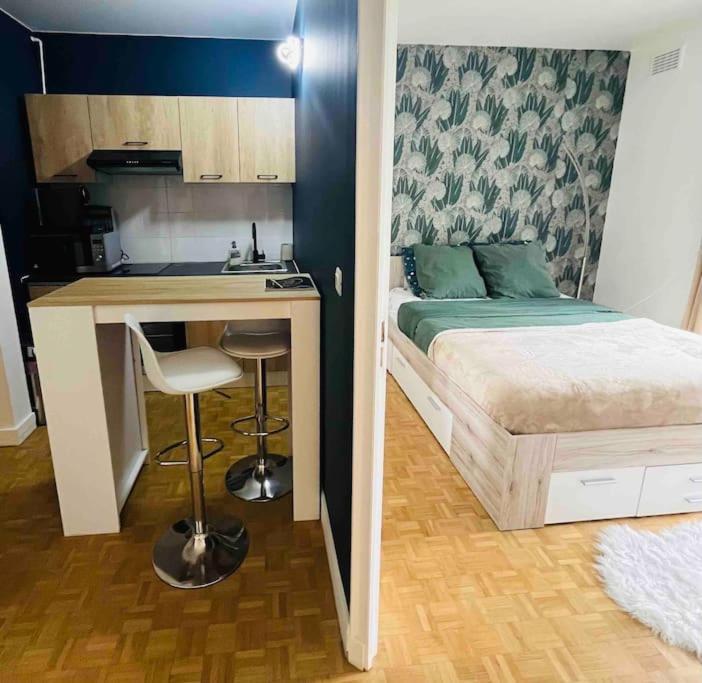 Forest View: Balcony Retreat With Free Parking * Versailles