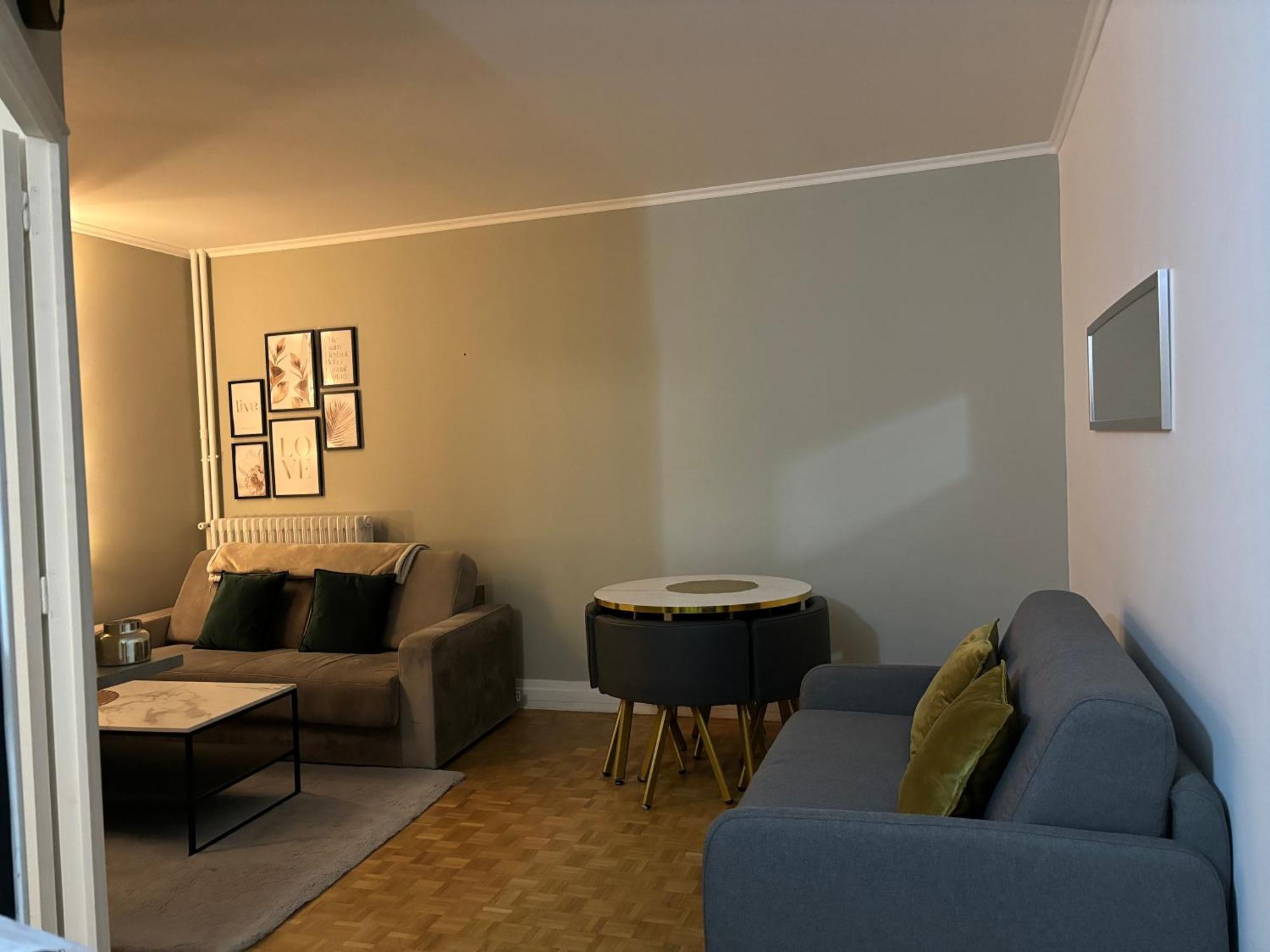 Forest View: Balcony Retreat With Free Parking Apartment