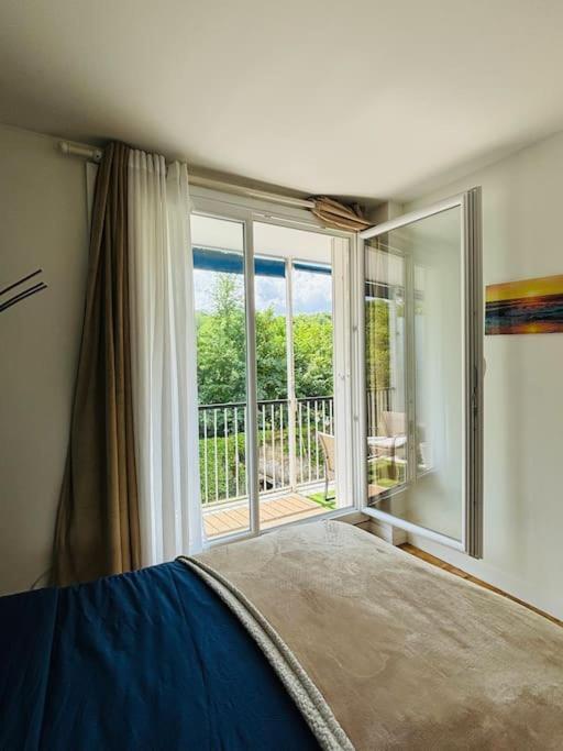 Forest View: Balcony Retreat With Free Parking Apartment *