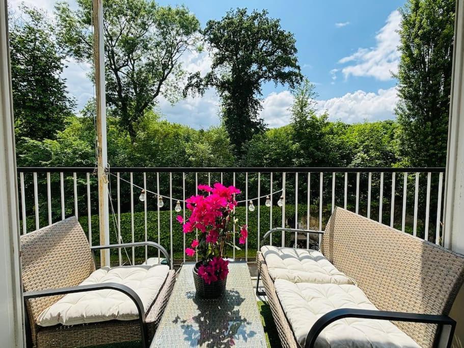 Apartment Forest View: Balcony Retreat With Free Parking *