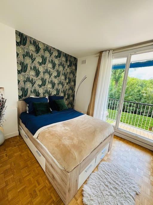 Forest View: Balcony Retreat With Free Parking
